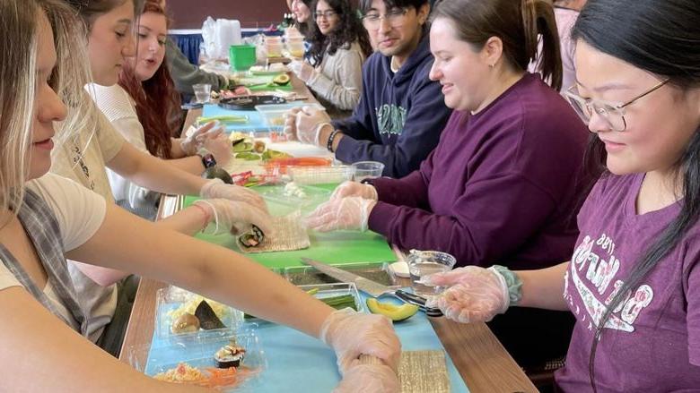 Students learn to roll sushi 